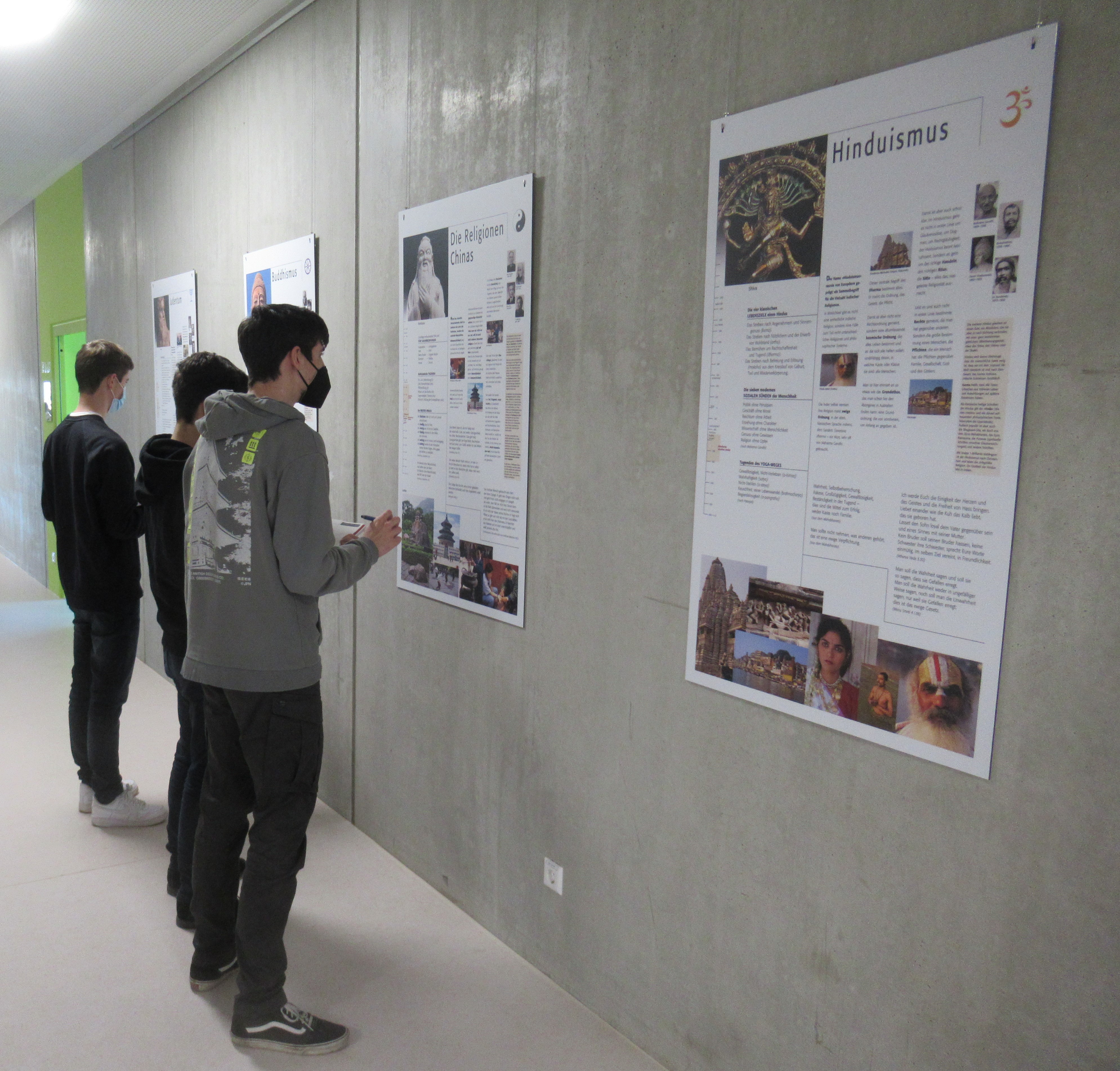 Schüler an der Ausstellung